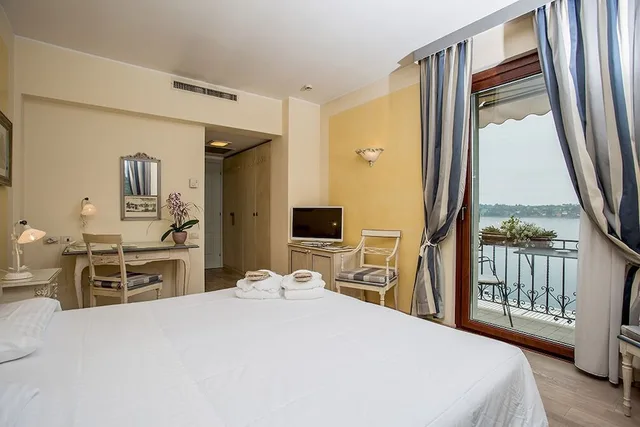 غرفة تنفيذية بسرير مزدوج أو سريرين منفصلين بإطلالة على البحيرة، Hotel Spiaggia D Oro 1/6