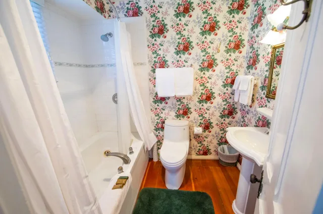 Rose, Queen Bed, Private Bathroom، Bath Street Inn 5/5