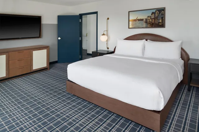 جناح رئاسي بسرير كينج بإطلالة على البحيرة بحوض استحمام، Hotel Canandaigua, Tapestry Collection by Hilton 5/10