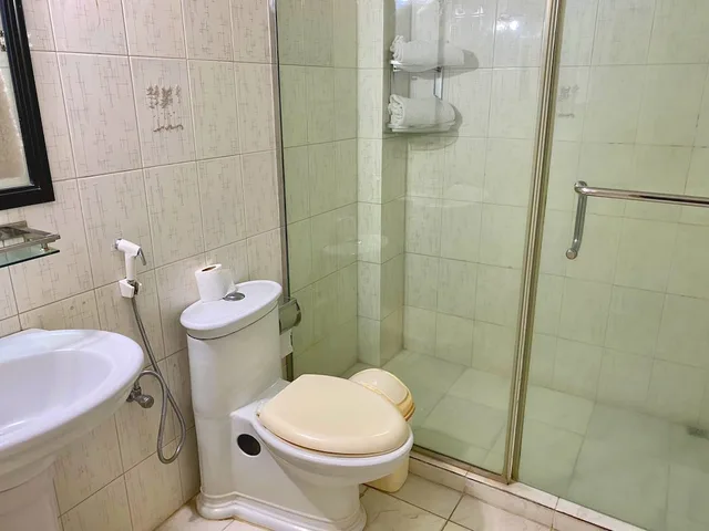Twin Deluxe Room with one way shuttle transfer، QUALITY INN 3/3