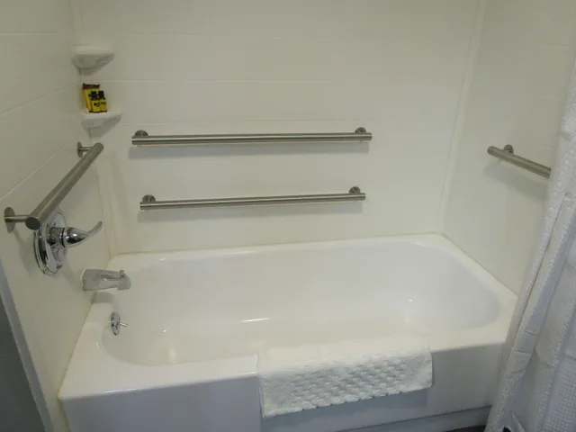 غرفة بسرير كينج لذوي الإعاقة، Best Western Plus Bloomington East Hotel 3/3