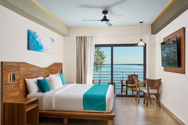 Deluxe king lagoon front view، Cristalino Lagoon Front Hotel, Restaurant & Spa 11/12
