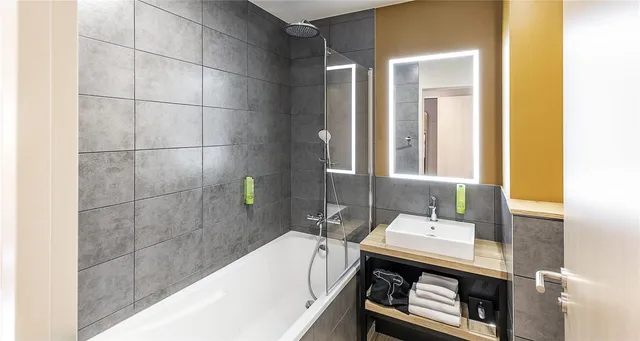 Court, Family, Apartment, Queen Bed, Sofa, Kitchenette، Best Western Hotel Coeur de Maurienne 4/6