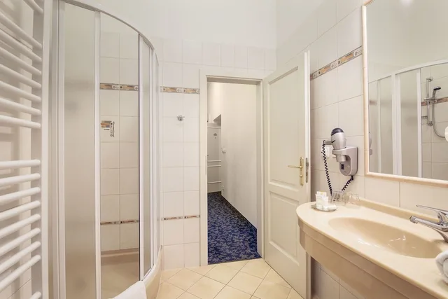 غرفة كلاسيكية بسرير مزدوج أو سريرين منفصلين مع سرير إضافي، Ontario Hotel Garni 8/10