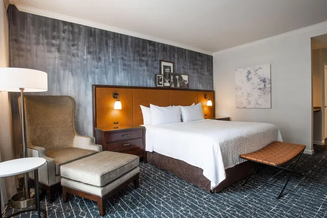 1 Bedroom, Junior Suite, King Bed, No View, Middle Floor، Magnolia Hotel Houston 2/4