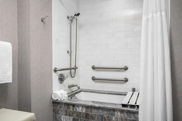 Junior Suite, King Bed, 2 Queen Beds, Pool Side, Accessible، Conrad Fort Lauderdale Beach 4/6