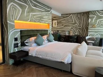 جناح جونيور، Hotel Sapin 3/3