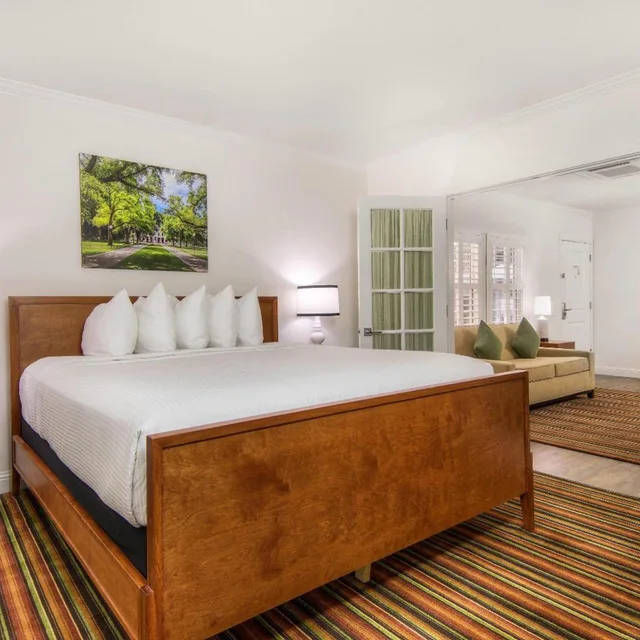 Efficiency, Suite, King Bed، Aggie Inn, an Ascend Collection Hotel 1/4