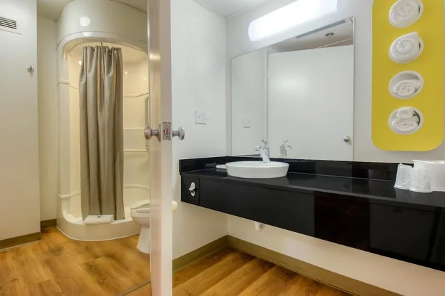 غرفة قياسية بسرير كوين، Motel6 Oceanside, CA 10/10