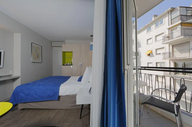 غرفة بسرير مزدوج بإطلالة على الحديقة بشرفة، HOTEL NAPOLEON 3/6