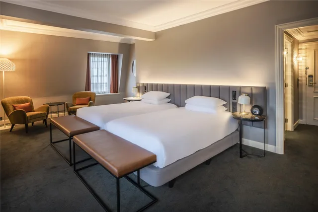 جناح جونيور بسريرين منفصلين مع دخول الصالة، Hilton Brussels Grand Place 2/4