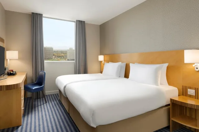 غرفة بسريرين منفصلين لذوي الإعاقة، Ramada Hotel & Suites by Wyndham Coventry 1/3