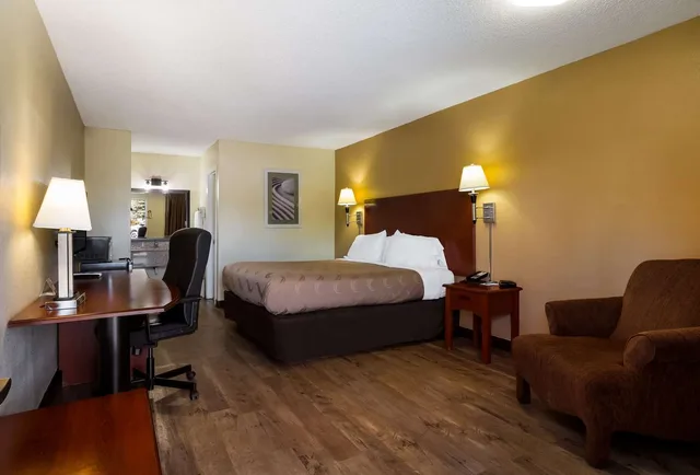غرفة بسرير كينج للمدخنين، Quality Inn Brownsville TN 4/5