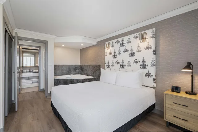 Grand Penthouse Jacuzzi Suite, 1 King, Sofa Bed, Kitchen، Sandman Signature Toronto Airport Hotel 2/4