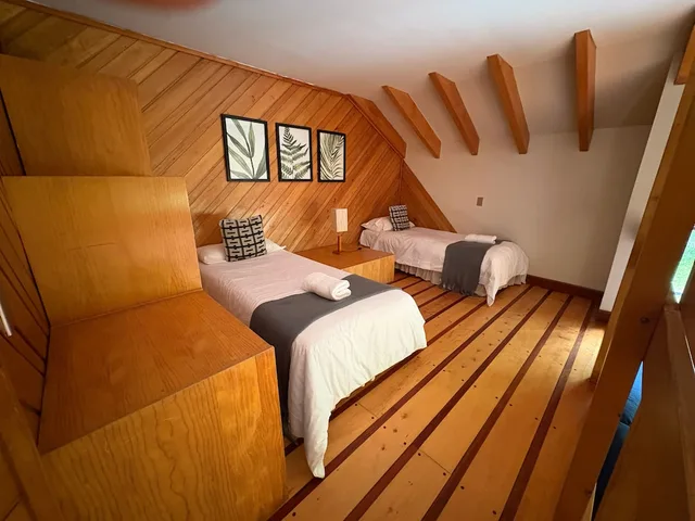كابينة عائلية بسرير مزدوج وسريرين منفصلين مع أريكة، Yelcho Hotel en la Patagonia 1/6