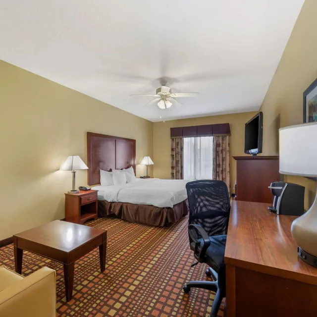 غرفة بسرير كينج مع أريكة، Best Western Plus Gadsden Hotel & Suites 5/8