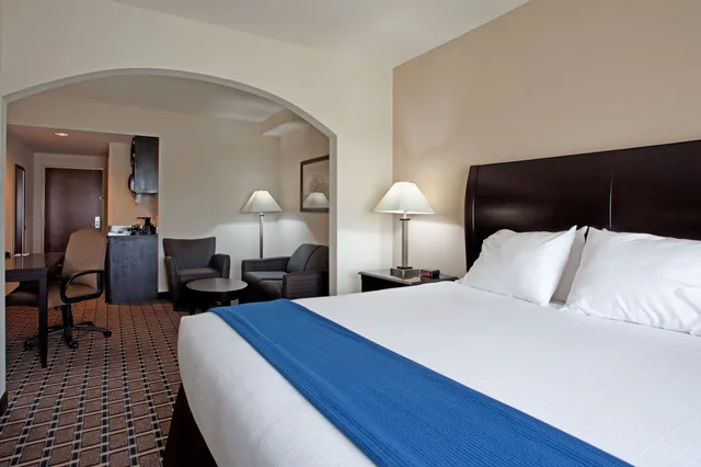 جناح بسرير كينج مع أريكة بمنطقة جلوس، Holiday Inn Express & Suites Hope Mills Fayetteville Airport 2/4