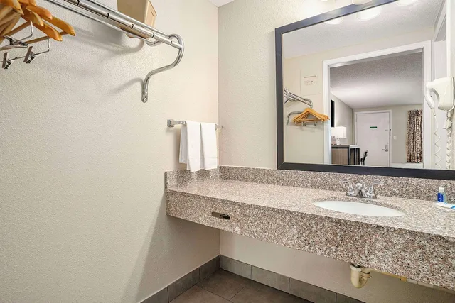 غرفة قياسية بسرير كينج، Rodeway Inn Grand Haven - Mi 7/7