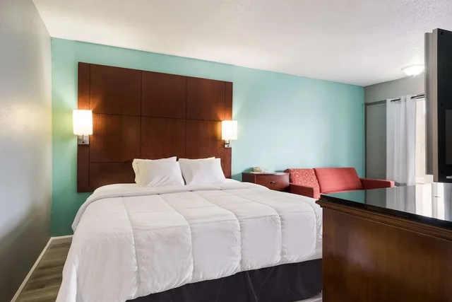 Adjoining, Suite, King Bed, Smoking, Accessible، Americas Best Value Inn Blytheville 4/7