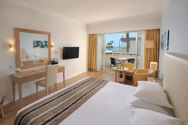 غرفة ديلوكس بإطلالة جزئية على البحر، Olympic Lagoon Resort Paphos 2/3