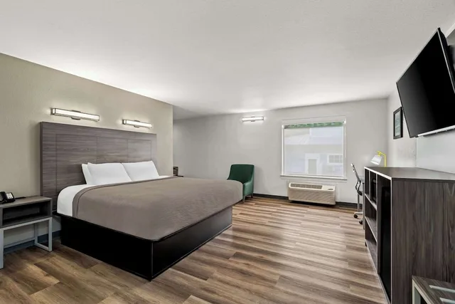 غرفة قياسية بسرير كينج بحوض جاكوزي، Quality Inn & Suites Biloxi - Ocean Springs 2/5