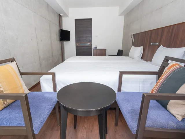 غرفة بسريرين منفصلين بمطبخ مع دخول الصالة، The Breakfast Hotel Porto Ishigaki 9/10