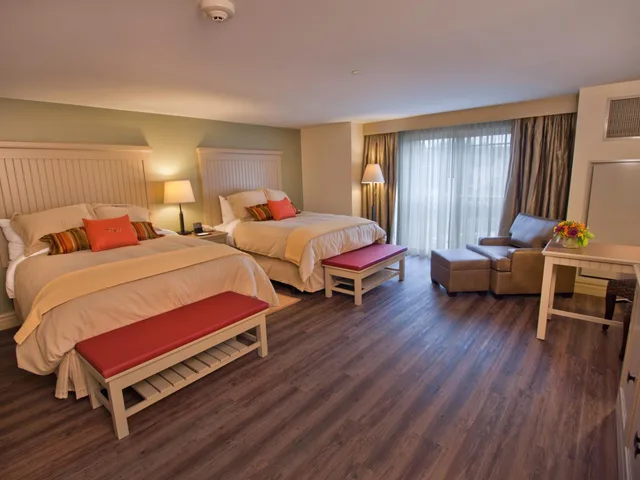 Room, 2 Queen Beds, Village View, Hot Tub، 1000 Islands Harbor Hotel 1/1