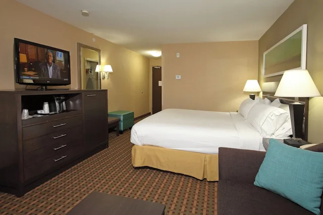 Standard, King Bed, Sofa, Holiday Inn Express Vernon 5/9