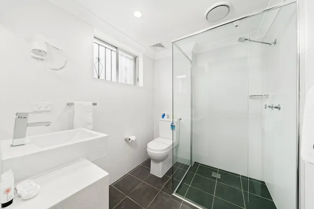 غرفة قياسية بسرير كوين وسرير فردي، WM Hotel Bankstown 3/3