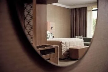 غرفة ديلوكس بسرير كينج بإطلالة على القناة بحوض جاكوزي، Van Der Valk Hotel Sneek 1/1