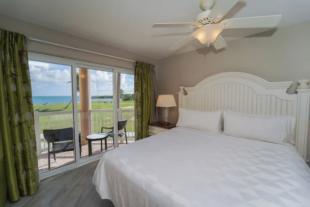 جناح استوديو بسرير كينج بإطلالة على البحر مع أريكة، The Grand Caymanian Resort 1/3