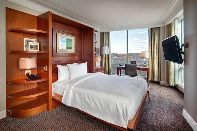 غرفة بسرير كوين مع أريكة بحوض جاكوزي، Hilton Lac Leamy 2/4