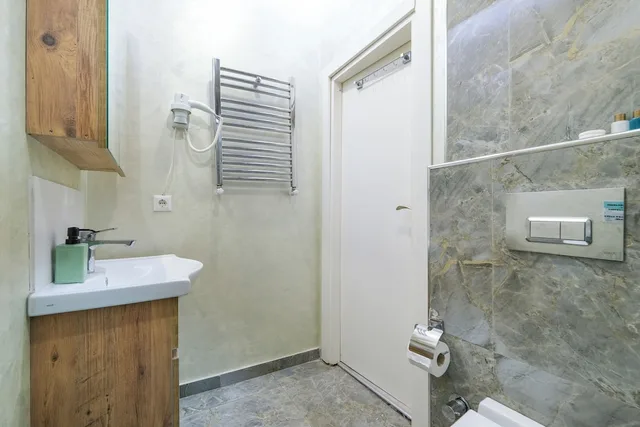 غرفة عائلية رباعية بسرير مزدوج وسرير فردي مع أريكة، Loren Hotel Suites 8/10