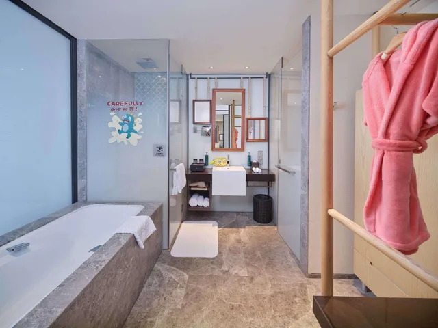 غرفة بسرير كينج بإطلالة على البحر بشرفة، Hilton Dalian Golden Pebble Beach Resort 2/4