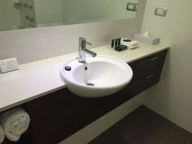 Courtyard, Twin Beds, King Bed, Balcony, Amora Herencia Riverwalk Melbourne 5/7