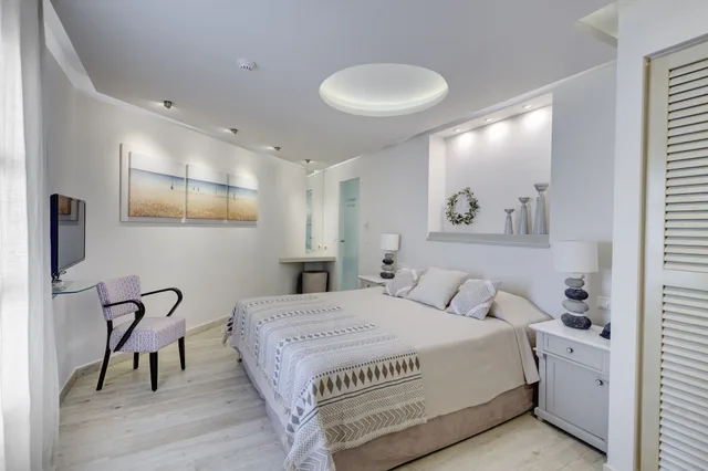 غرفة بسرير مزدوج أو سريرين منفصلين، Kouros Art Hotel - Adults Only 2/5