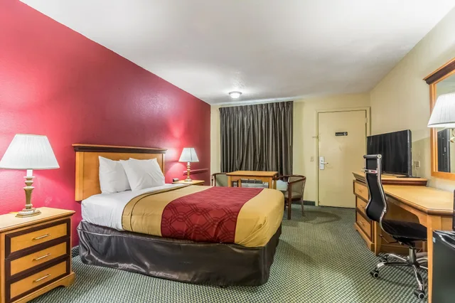 غرفة قياسية بسرير كينج، Econo Lodge Whiteville, NC 4/9