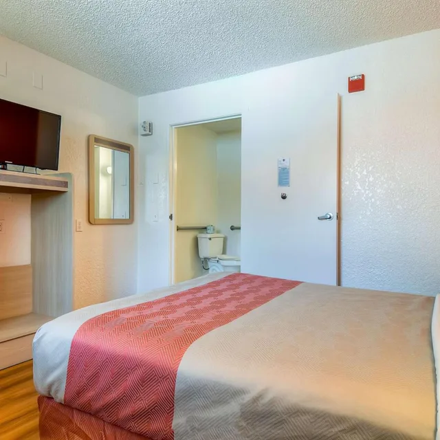 جناح بسرير كوين، Motel6 Rowland Heights, CA - Los Angeles - Pomona 8/10