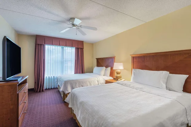 جناح بسريرين كوين بغرفة نوم واحدة مع أريكة، Homewood Suites by Hilton Newark-Wilmington South Area 2/7
