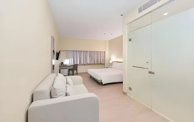Premier, Queen Bed, Grand Whiz Megamas Manado 4/4