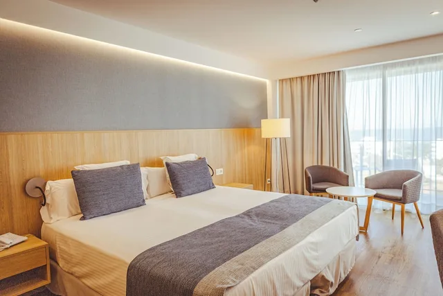 غرفة بسريرين منفصلين بإطلالة على المسبح بشرفة، HOTEL 55 SANTO TOMAS 1/10