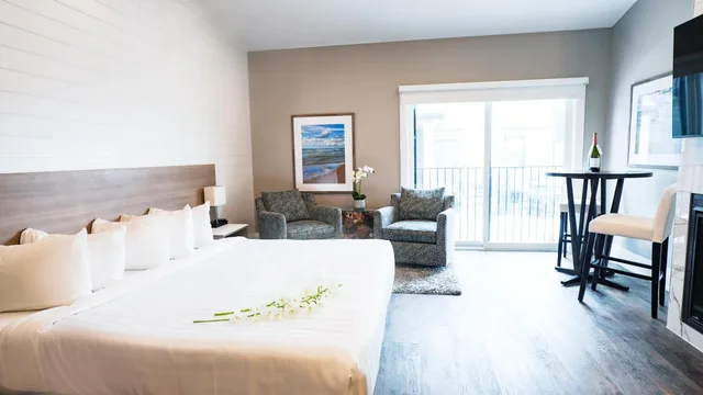 Suite, Hot Tub, Colonial Hotel & Suites 1/4