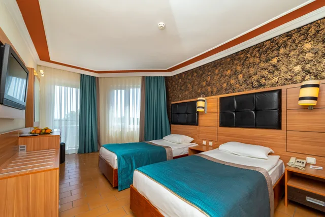 غرفة قياسية ثلاثية بسرير مزدوج مع أريكة، Armas Kaplan Paradise Hotel 1/3