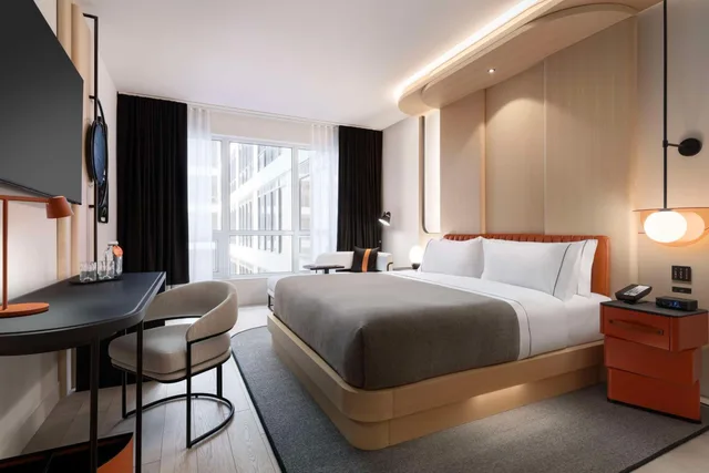 غرفة بسرير كينج وسرير كوين، Canopy by Hilton Toronto Yorkville 1/5
