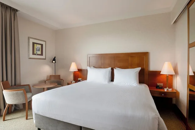 Standard, Queen Bed, Crowne Plaza Brussels Airport 2/8