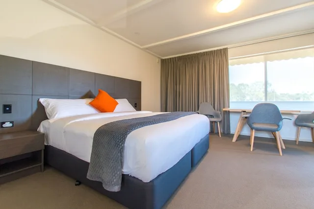 غرفة بريميير بسرير كينج وسرير كينج وسريرين منفصلين بغرفتي نوم، Mick O Sheas Hotel 2/10