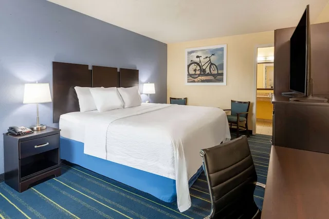 غرفة بسرير كينج لذوي الإعاقة، Days Inn by Wyndham Charles Town/Harpers Ferry 2/10