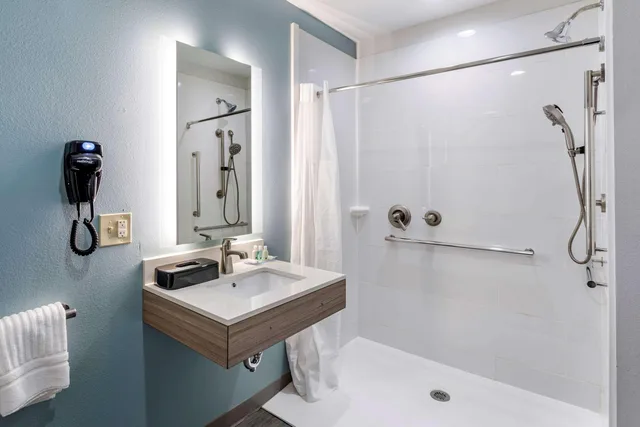 غرفة بسرير كينج لذوي الإعاقة، Quality Inn Lebanon - Nashville Area 2/2