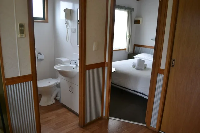 كابينة بسرير كوين وسريرين فرديين بغرفتي نوم، Warrnambool Claremont Holiday Village 3/5