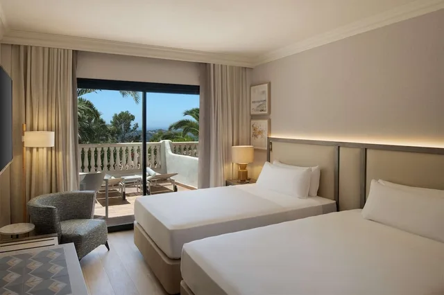 غرفة بسريرين منفصلين بشرفة، Hilton Mallorca Galatzo 1/8